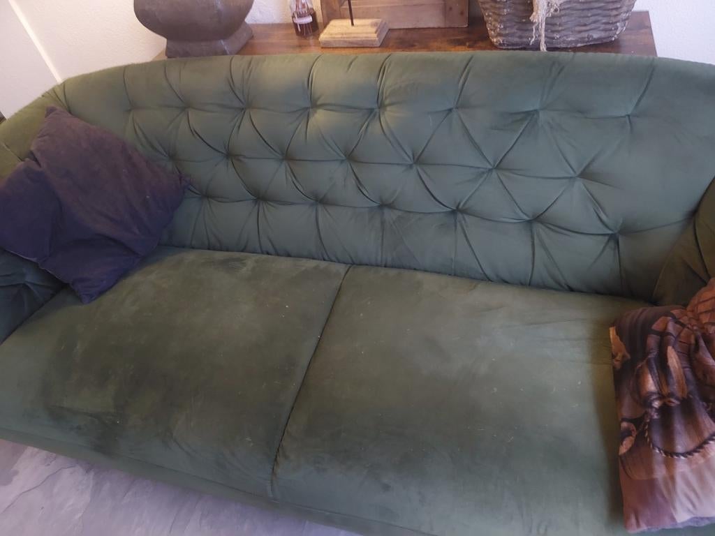 Groene bank met gecapitonneerde rugleuning, Huis en Inrichting, Banken | Sofa's en Chaises Longues, Zo goed als nieuw, 75 tot 100 cm