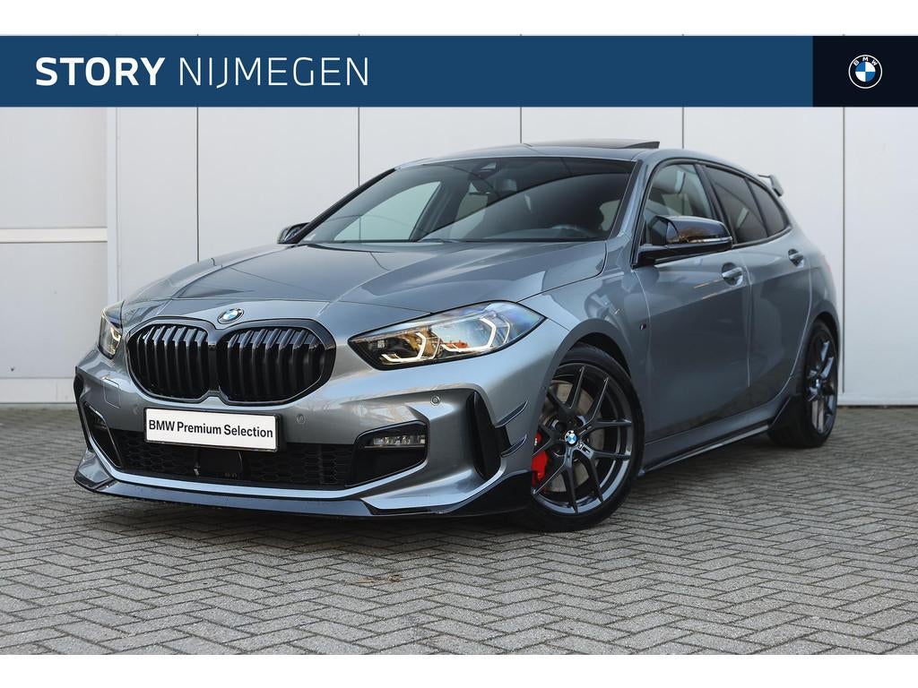 BMW 1 Serie 118i High Executive M Sport Automaat / Panoramad, Auto's, BMW, 12 maanden, 136 pk, Gebruikt, Alcantara
