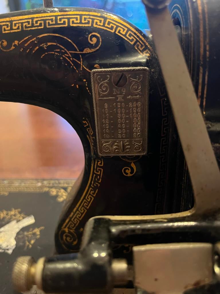 Antieke naaimachine met houten kist, Antiek en Kunst, Antiek | Naaimachines, Ophalen