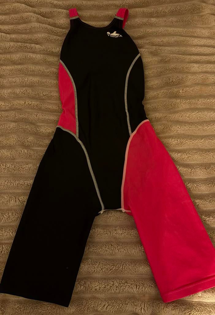 Yingfa wedstrijd badpak roze/zwart, Kinderen en Baby's, Kinderkleding | Kinder-zwemkleding, Ophalen of Verzenden, Zo goed als nieuw