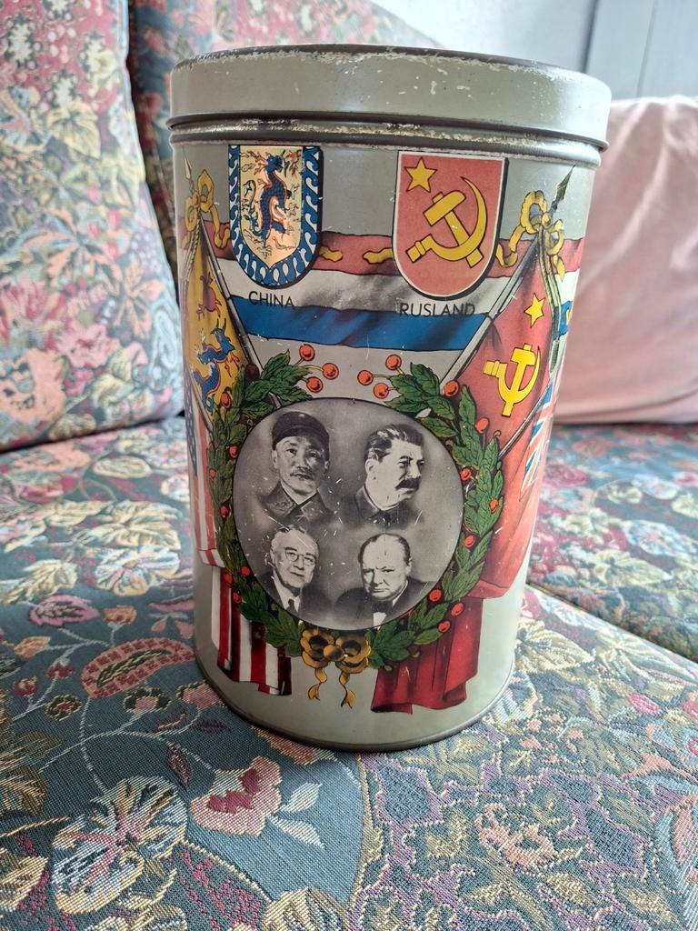 Bevrijdings blik 1940-1945 met geallieerde leiders, Verzamelen, Blikken, Ophalen of Verzenden, Gebruikt, Overige, Overige merken