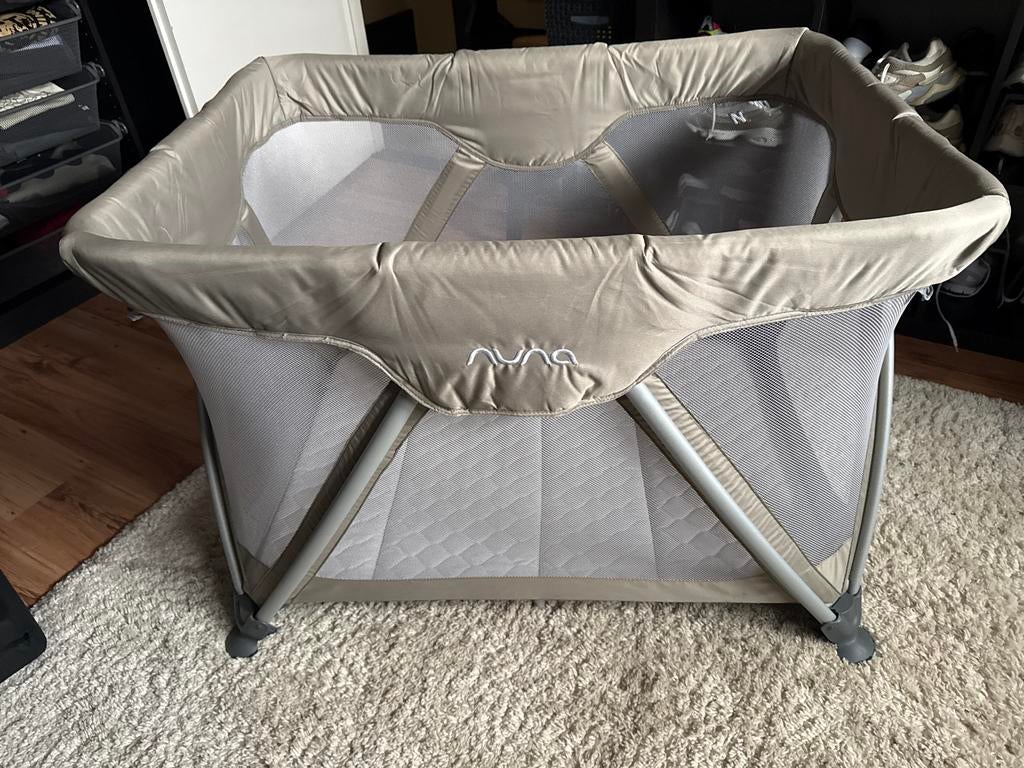 Nuna Sena logeerbed - Zo goed als nieuw met extra matras, Ophalen, Zo goed als nieuw, Rechthoekig