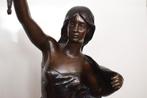 Bronzen Beeld van een vrouw met klok 50289, Ophalen of Verzenden, Gebruikt, Mens