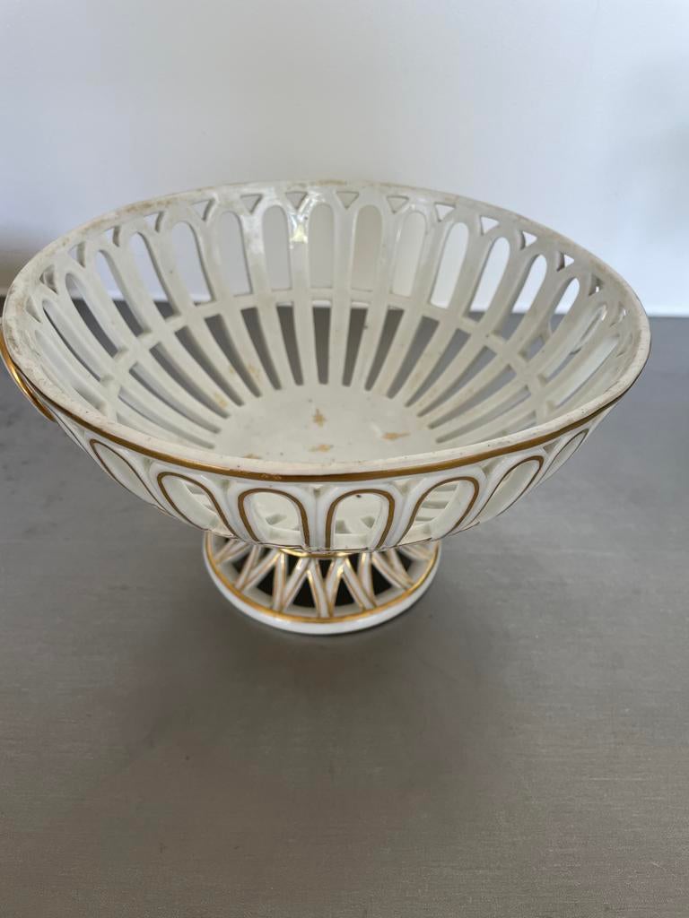 Antieke porseleinen fruitschaal met opengewerkt design, Antiek en Kunst, Antiek | Keramiek en Aardewerk, Ophalen