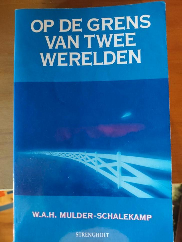 W.A.H. Mulder-Schalekamp - Op de grens van twee werelden, Boeken, Esoterie en Spiritualiteit, Zo goed als nieuw, Achtergrond en Informatie