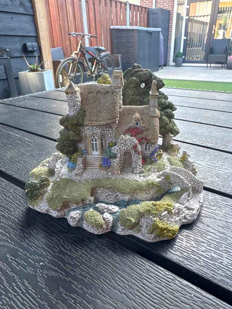 Gedetailleerd miniatuur huisje met brug en bomen, Verzamelen, Beelden en Beeldjes, Ophalen, Zo goed als nieuw, Overige typen