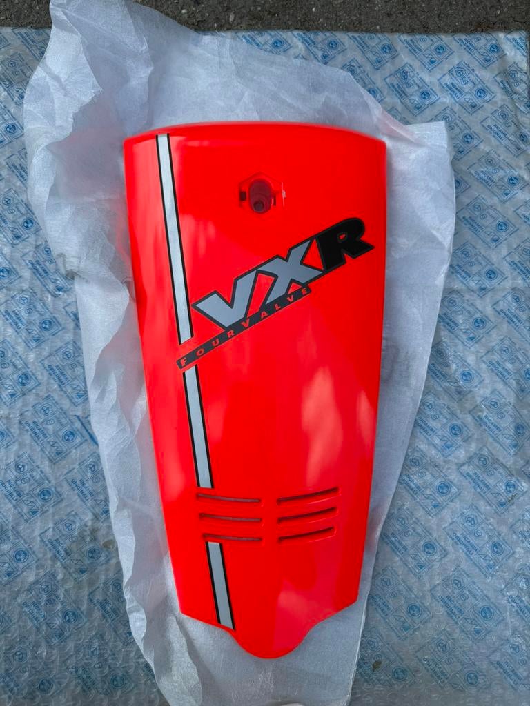 NOS gilera runner VXR fluo rosso voorneus kap, Motoren, Ophalen of Verzenden