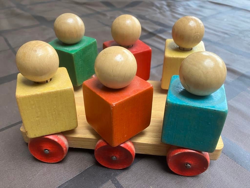 Nooitgedagt houten wagentje met draaiende passagiers, Ophalen of Verzenden, Gebruikt, Duw- of Trekspeelgoed