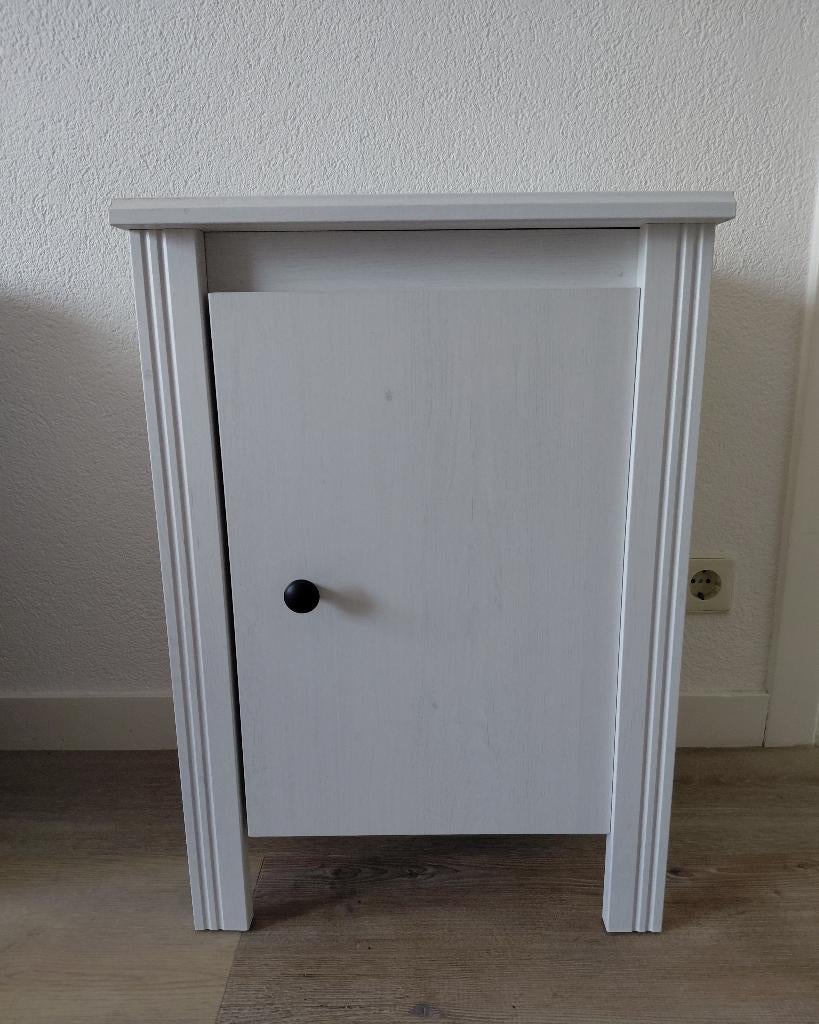 Nachtkastje bijzettafeltje wit Ikea, Huis en Inrichting, Slaapkamer | Nachtkastjes, Ophalen, 55 tot 70 cm, Zo goed als nieuw, 45 tot 65 cm