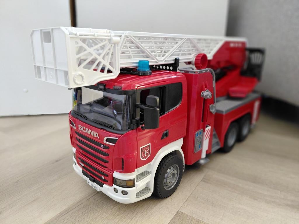 Bruder Scania V8 Brandweerwagen met Ladder Spuit, Ophalen of Verzenden, Zo goed als nieuw