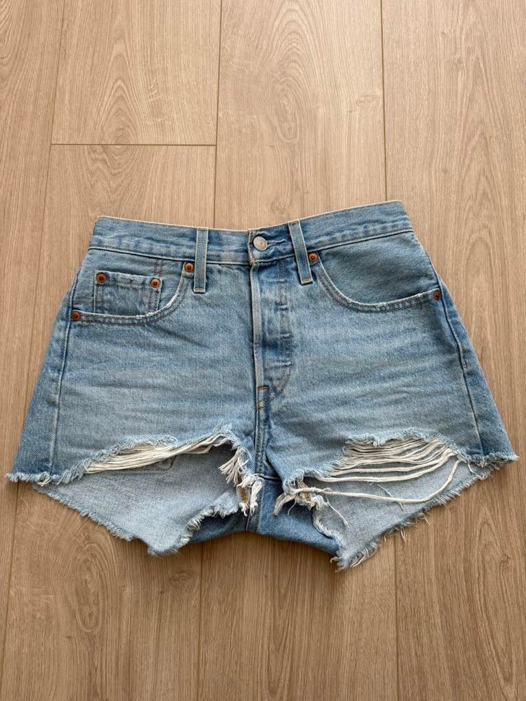 Short van Levi’s maat 25, Kleding | Dames, Spijkerbroeken en Jeans, Ophalen of Verzenden, Zo goed als nieuw, Blauw, W27 (confectie 34) of kleiner