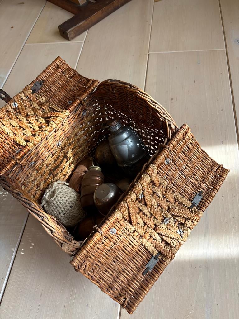 Antieke rieten reismandmet kruikjes, Ophalen of Verzenden