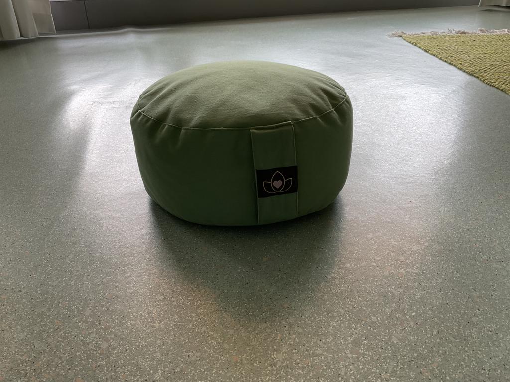 Meditatiekussen eco olijfgroen rond - Lotus, Sport en Fitness, Yoga en Pilates, Ophalen, Zo goed als nieuw