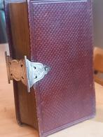 PRACHTIG GAVE ROOD LEDEREN BIJBEL UIT 1875 , GOUD OP SNIT .D, Ophalen of Verzenden
