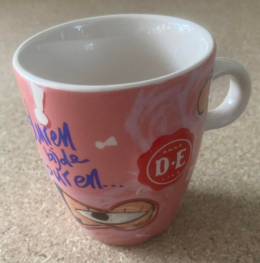 Roze Douwe Egberts (DE) mok met tekst “gluren bij de buren…”, Ophalen, Gebruikt, Keramiek, Overige stijlen