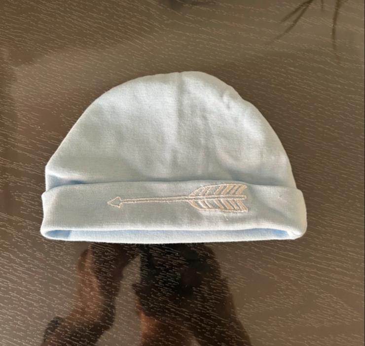 Blauwe newborn muts met pijl borduursel, Kinderen en Baby's, Babykleding | Mutsen, Sjaals en Wanten, Maat 50, Nieuw, Ophalen of Verzenden