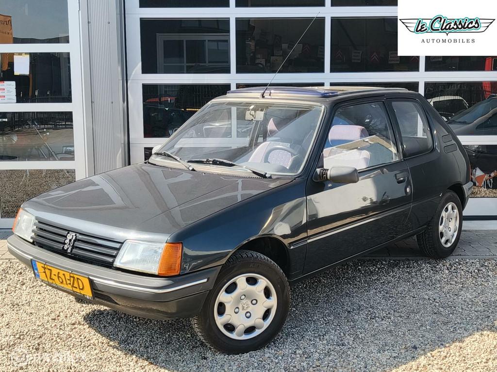 Peugeot 205 1.4i XR | open dak | 1989 | nw distributie, Auto's, Oldtimers, 1360 cc, Origineel Nederlands, Bedrijf, Handgeschakeld
