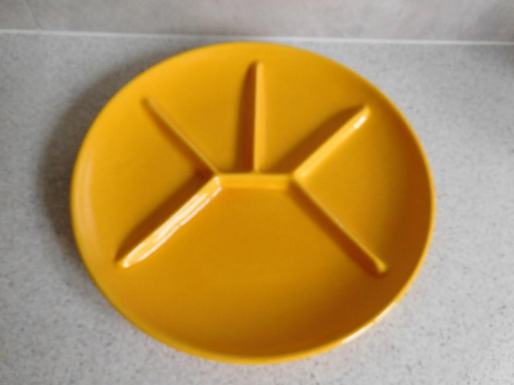 Vakjes Bord 24 cm. Geel Javurek Holland, Ophalen of Verzenden, Zo goed als nieuw, Bord(en), Overige stijlen