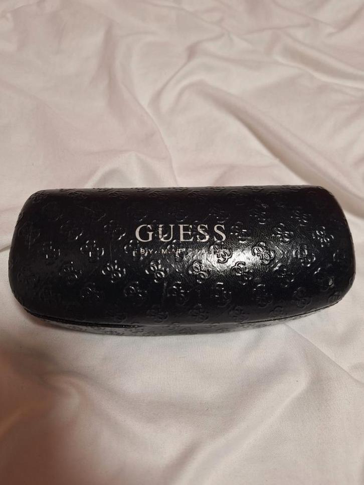 Guess brillenkoker - Zwart met Guess logo, Sieraden, Tassen en Uiterlijk, Zonnebrillen en Brillen | Dames, Gebruikt, Overige merken