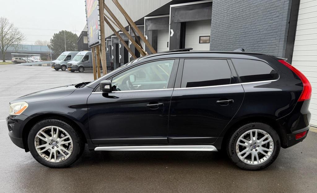Volvo XC60 3.0 T6 AWD Momentum PANO/CARPLAY/VOLO-H/LEDER, Auto's, Automaat, Gebruikt, 2000 kg, Zwart