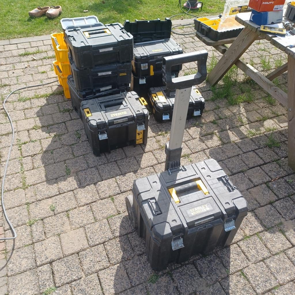 Dewalt TSTAK en Stanley Fatmax gereedschapskisten, Ophalen