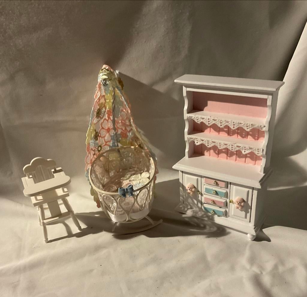 Poppenhuis meubels 1:12 - Wieg, kinderstoel en kast, Ophalen of Verzenden, Zo goed als nieuw, Poppenhuis