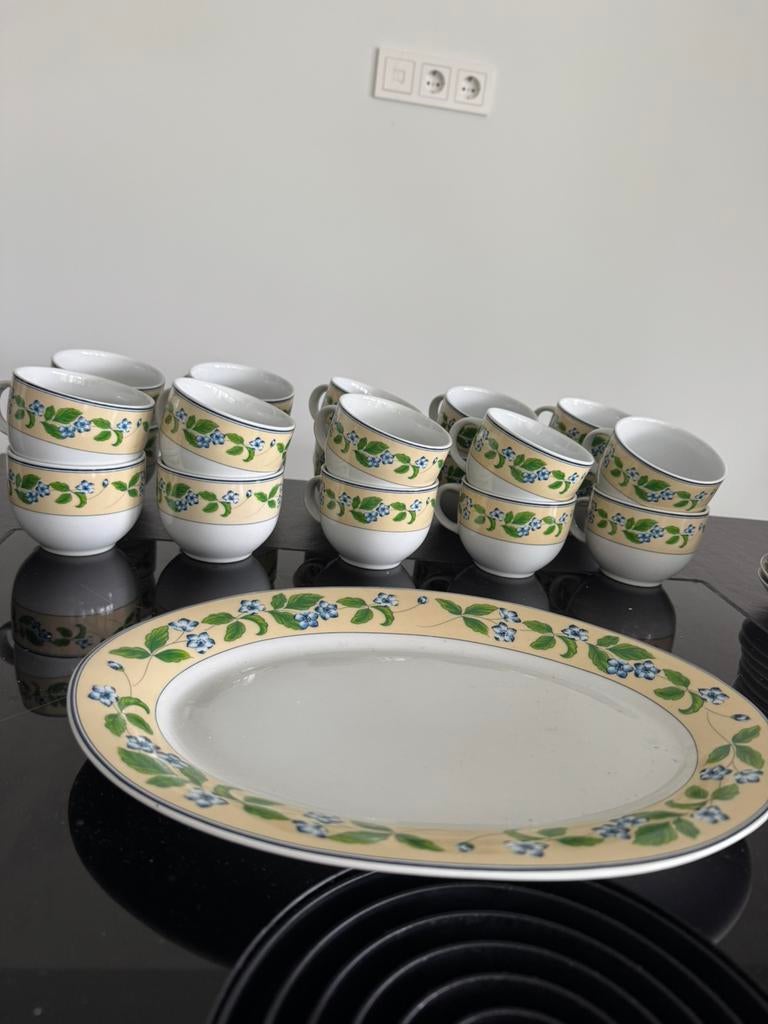Servies Bel Air: 20 koppen, 12 bordjes, 1 serveerschaal enz., Ophalen, Gebruikt, Overige stijlen, Porselein