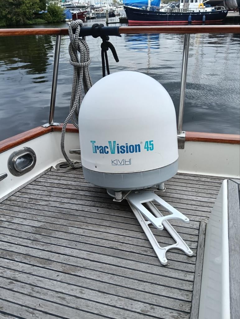 Satelliet antenne Tracvision KVH 45 incl ontvanger maststeun, Audio, Tv en Foto, Schotelantennes, Ophalen, Zo goed als nieuw, (Schotel)antenne-accessoires