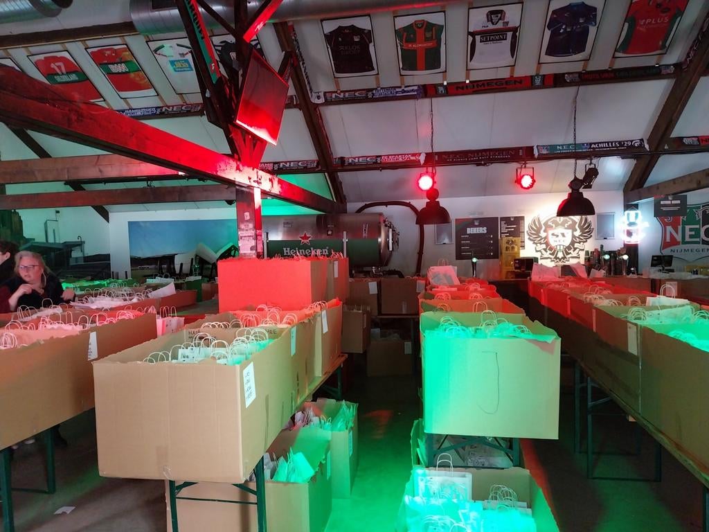 Gezocht 1 kaartje lichtgroen met auto bekerfinale AZ NEC, Eén persoon