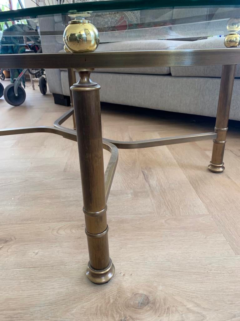 Ovale salontafel met glazen blad en messing onderstel, Huis en Inrichting, Tafels | Salontafels, Gebruikt, 100 tot 150 cm, Glas