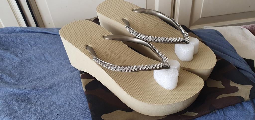 Nieuwe Uzurii slippers met strass steentjes, maat 41/42, Kleding | Dames, Slippers, Uzurii, Beige, Nieuw