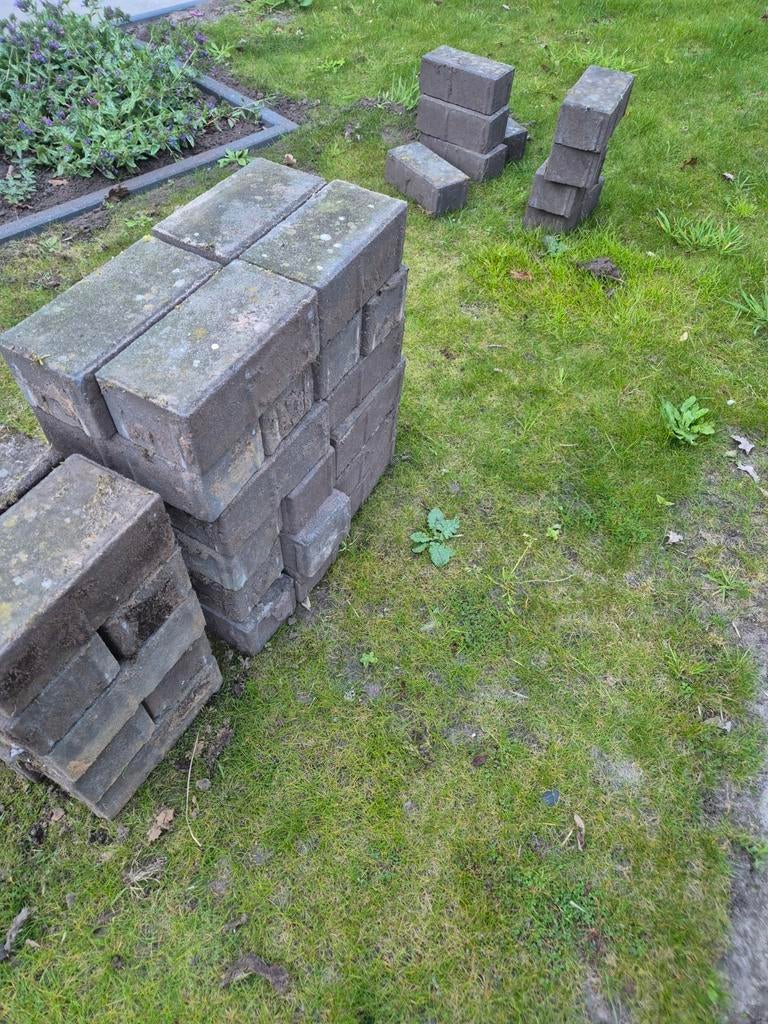 Gratis af te halen: Betonklinkers 21x10x8 cm - 45 stuks, Ophalen, Gebruikt, Beton, Klinkers