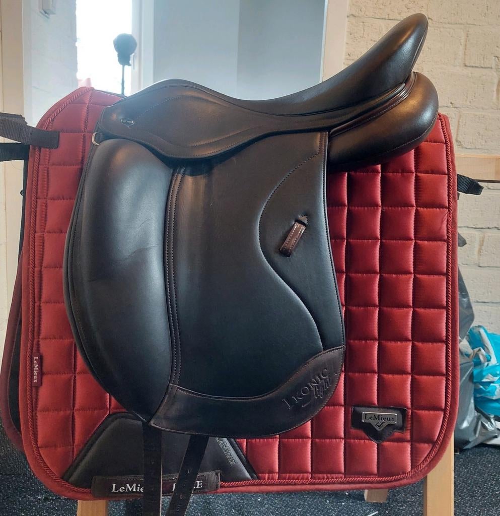 Ikonic Light Dressuurzadel 17inch Bruin, Dieren en Toebehoren, Paarden en Pony's | Zadels, Ophalen, Zo goed als nieuw, Dressuur
