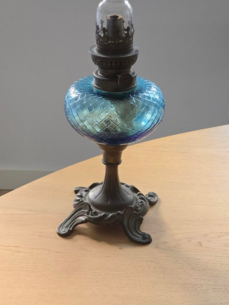 Antieke blauwe Franse 19de eeuwse olielamp met bronzen voet, Ophalen of Verzenden
