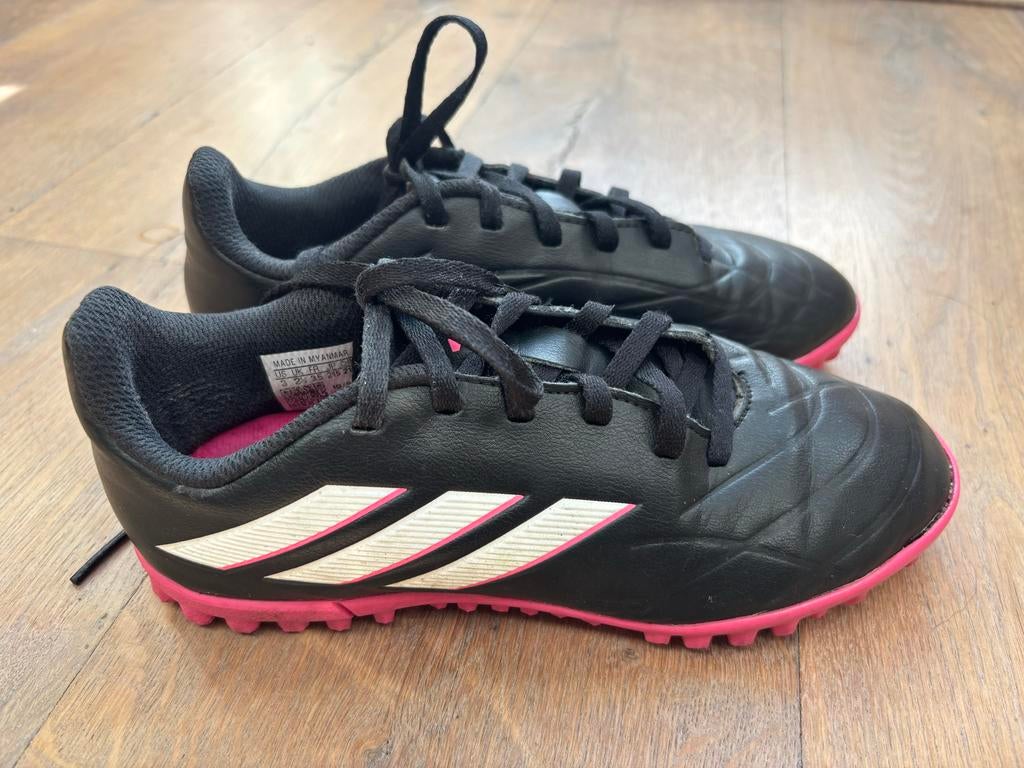 Adidas korfbal schoenen veld maat 35, Ophalen, Zo goed als nieuw, Schoenen