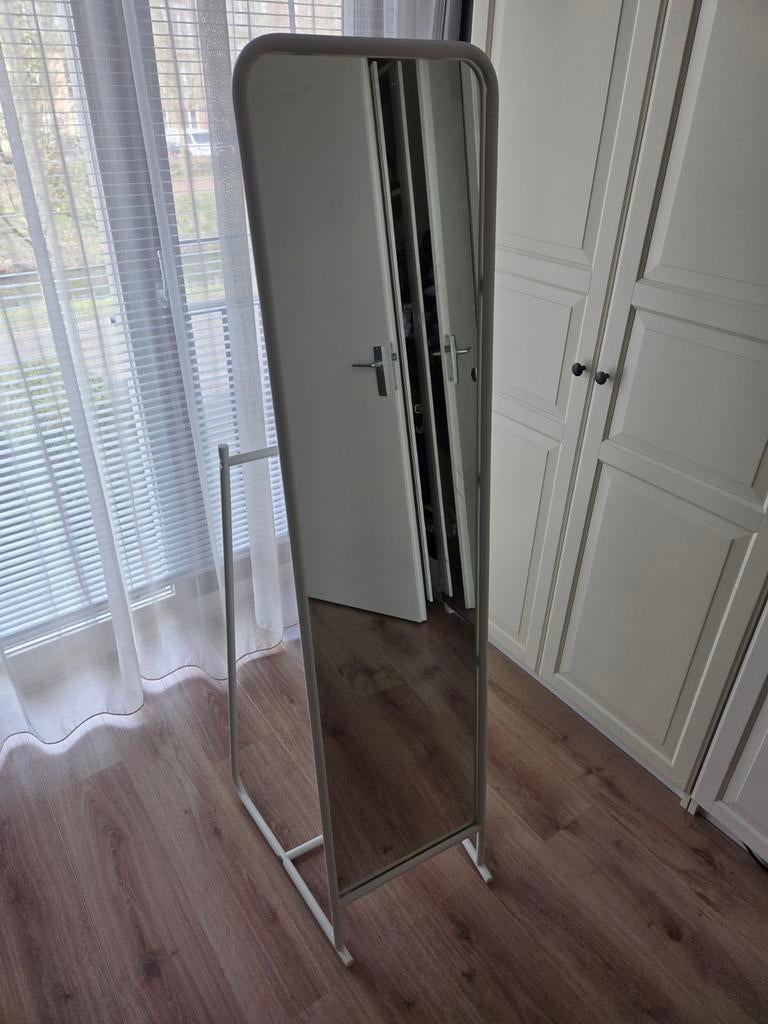 IKEA KNAPPER staande spiegel met kledingrek, Huis en Inrichting, Woonaccessoires | Spiegels, Ophalen