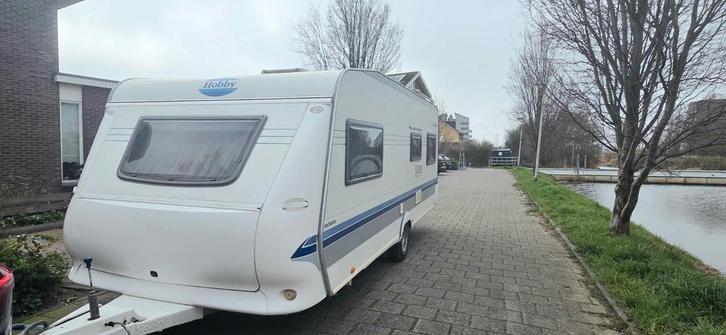 Hobby 560 met airco, boiler en voortent, Caravans en Kamperen, Caravans, Particulier, tot en met 4, 1250 - 1500 kg, Rondzit, Hobby