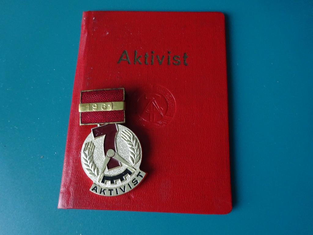 DDR:   Aktivist zevenjarenplan  1961, Verzamelen, Ophalen of Verzenden