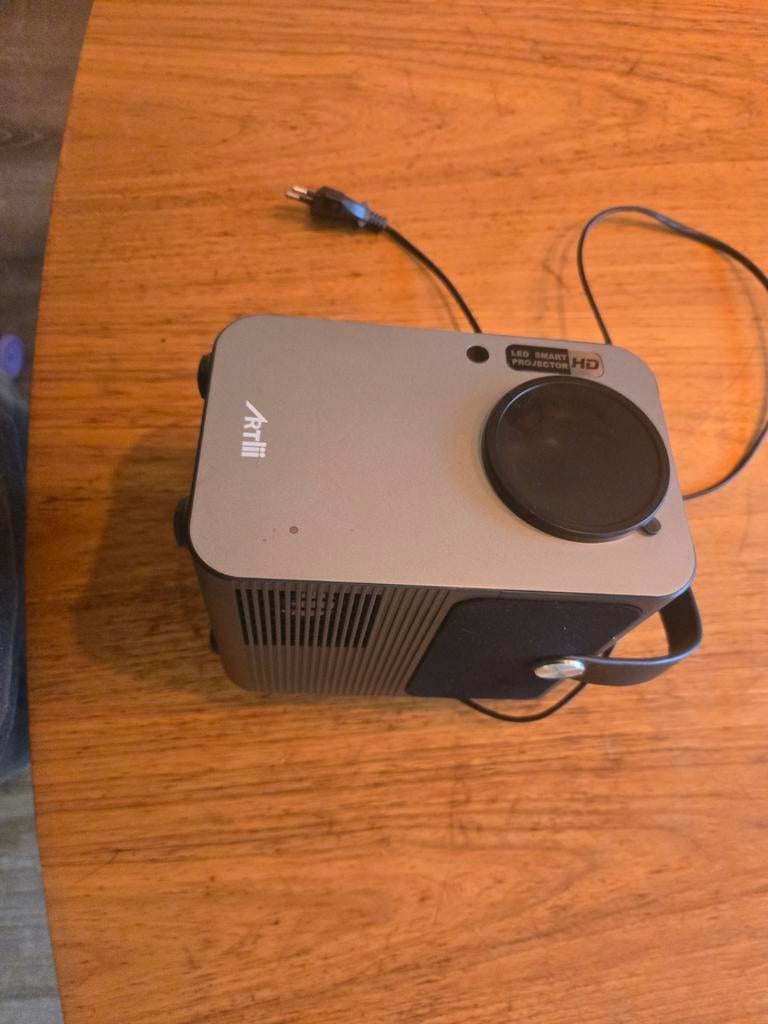 Draagbare Projector met Android TV, Audio, Tv en Foto, Beamers, Gebruikt, HD (720), Ophalen of Verzenden, Artlii