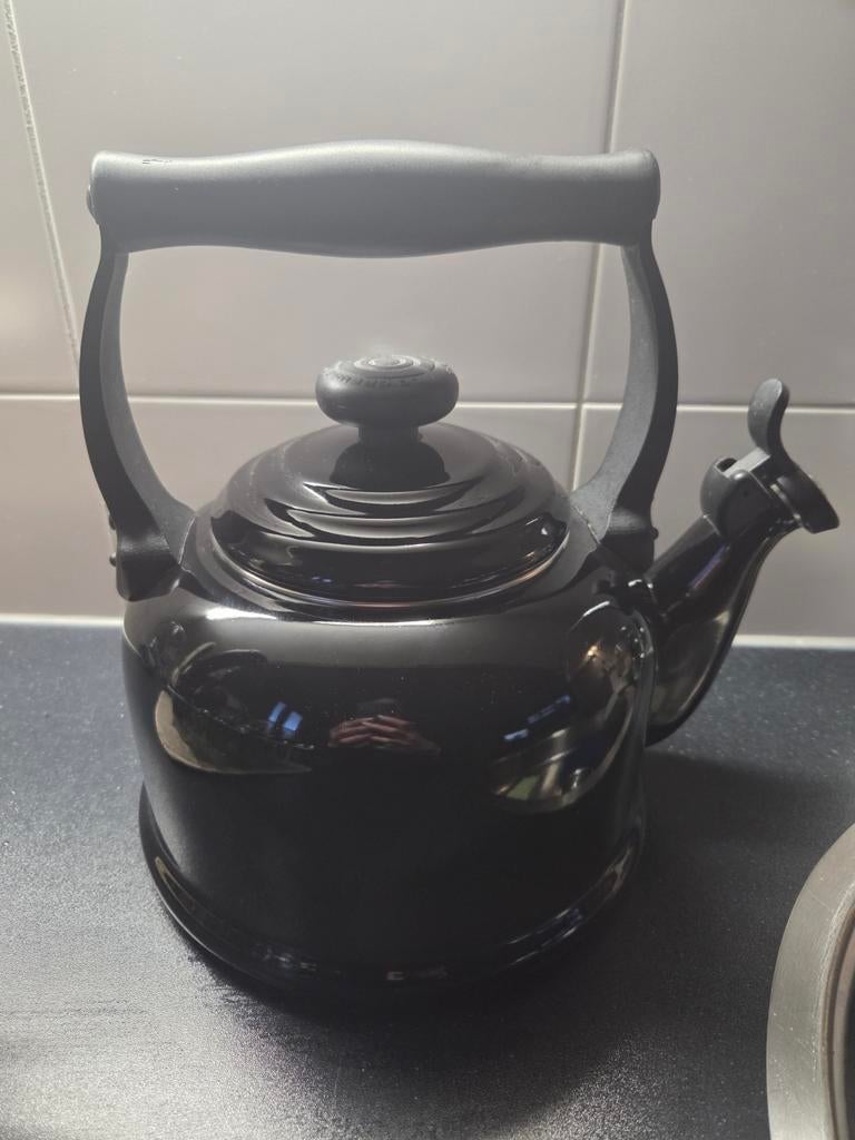 Le creuset waterkoker fluitketel in nieuwstaat!, 2 liter of meer, Ophalen of Verzenden, Zo goed als nieuw