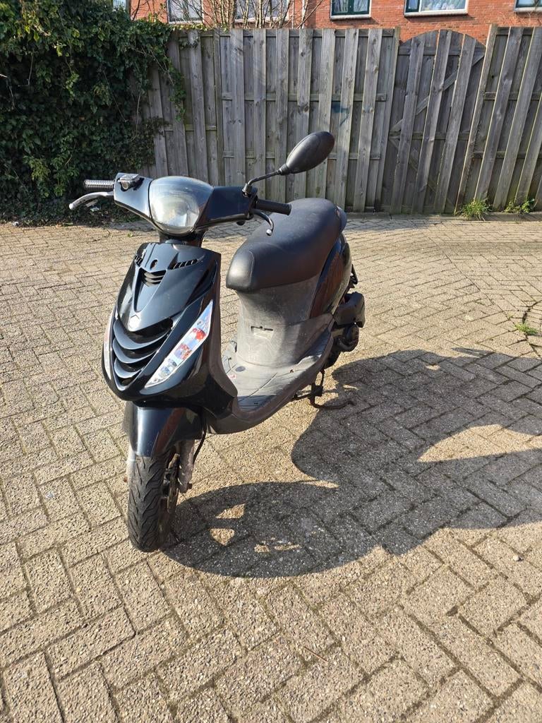 Zip piaggio, Fietsen en Brommers, Scooters | Piaggio, Ophalen, Benzine, Zip