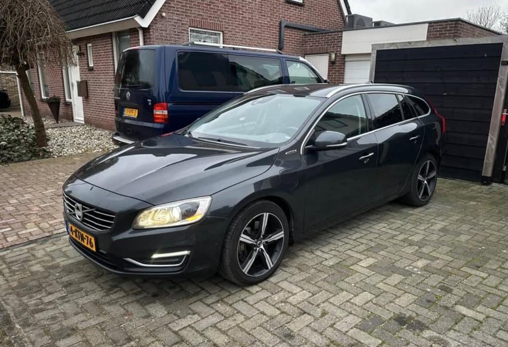 Volvo V60 D6 215pk Plug-in Hybrid 2013 Grijs, Auto's, Automaat, 1849 kg, 1800 kg, Vierwielaandrijving