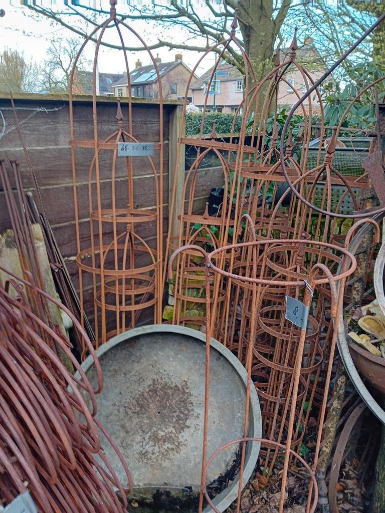 Massief ijzer obelisk/plantensteun Ook: De Evenaar" Eemnes, Tuin en Terras, Ophalen