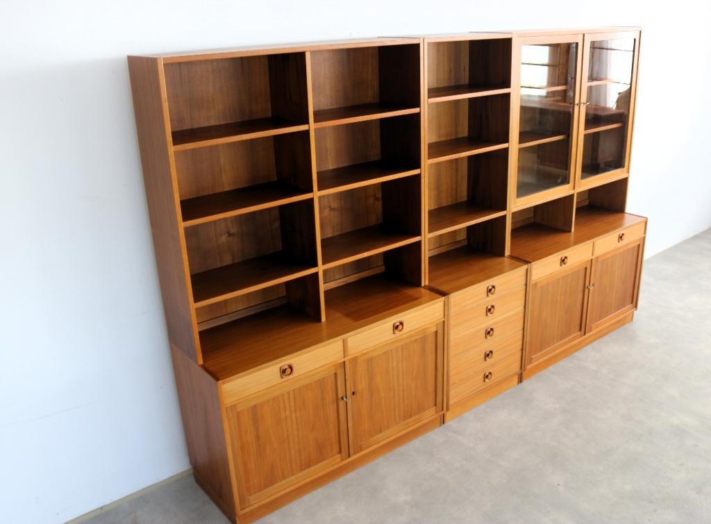vintage wandmeubel | boekenkast | teak | Zweeds, Gebruikt, Met deur(en), ., Glas