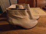 Cellini Enkellaarzen - Zo goed als nieuw, Beige, Ophalen of Verzenden, Zo goed als nieuw, Lage of Enkellaarzen