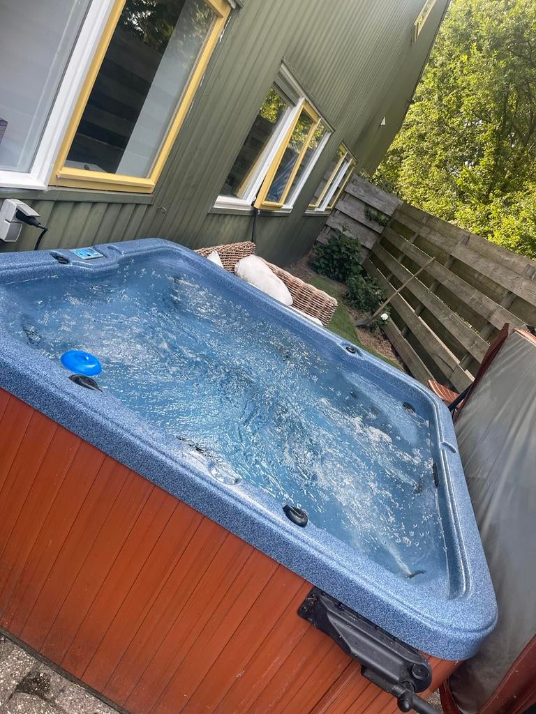 Jacuzzi - Werkt perfect, lichte schade aan zijkant, Ophalen, Gebruikt, Vast