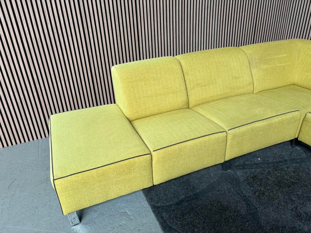 GRATIS LEVERING Hoekbank Mostergeel 275x295 GEREINIGD, Huis en Inrichting, Banken | Bankstellen, 250 tot 300 cm, Hoekbank, Ophalen of Verzenden