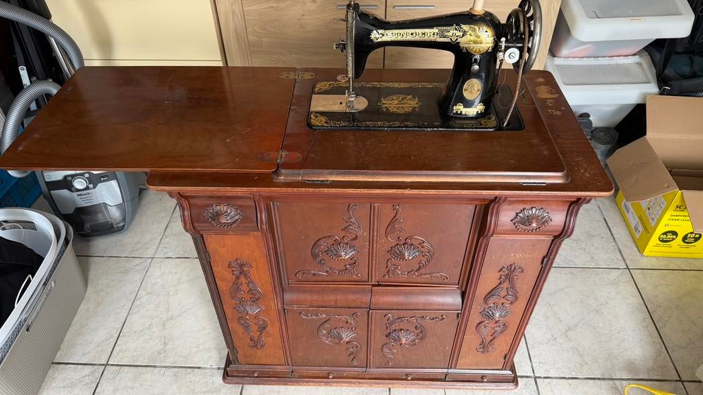 Prachtige antieke Singer trapnaaimachine in kast, Antiek en Kunst, Antiek | Naaimachines, Ophalen
