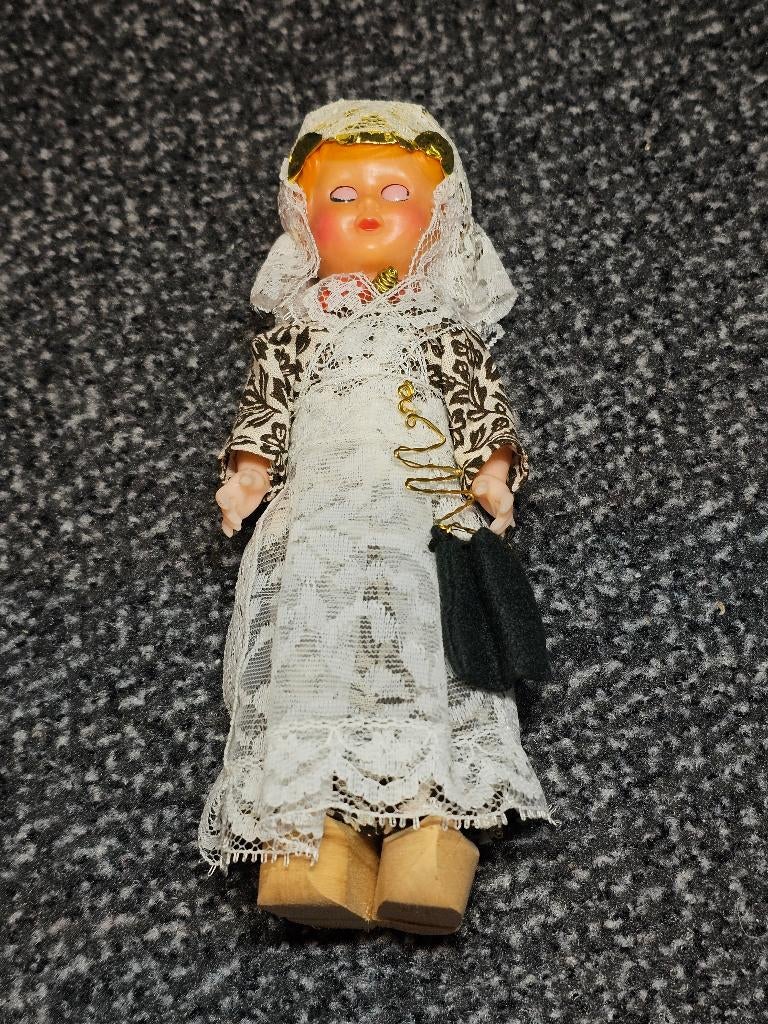 Poppen in klederdracht, Verzamelen, Poppen, Zo goed als nieuw, Pop, Ophalen of Verzenden