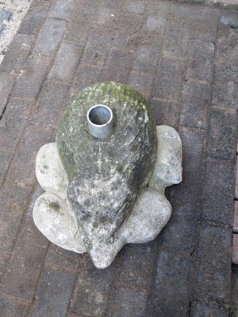 Vintage stenen tuindecoratie met metalen houder, Ophalen of Verzenden, Gebruikt, Beton, Overige typen